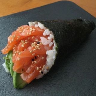 Salmao e avocado temaki 1 pcs