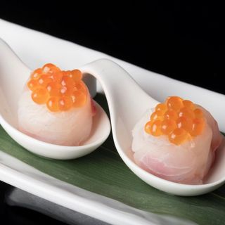 Gunkan branzino con tobiko