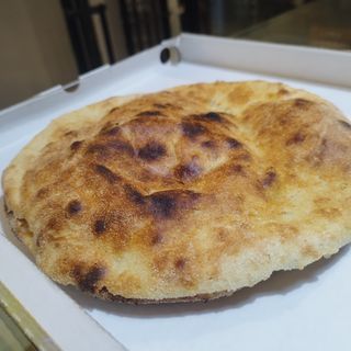 Focaccia con prosciutto crudo e mozzarella