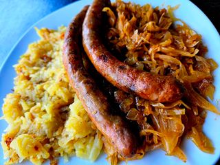 Roštilj kobasice ''Kiš'' s prilogom