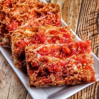 Pan de coca tostado con tomate