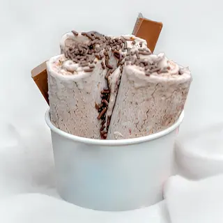 Helado frito con miel de chocolate