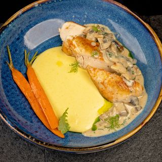 Piept de pui cu mămăligă cremoasă 450g