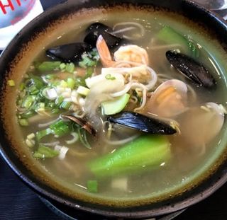 Noodles in brodo con pesce
