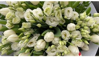 Il bianco ( bouquet bianco preparato con fiori di stagione )