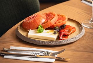 Салата с розов домат и сирене