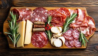 Zestaw serów i wędlin