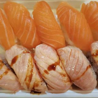 A6 Nigiri de Salmão Mais Braseado