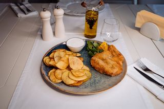 Cotlet porc French în crustã Panko cu sos usturoi şi cartof copt