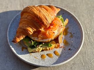 Круасан з лососем та окатою яєчнею (240g)