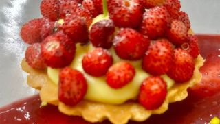 CROSTATINA CON CREMA PASTICCIERA E FRAGOLINE DI BOSCO