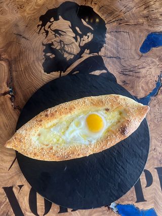 Хачапури по аджарский сыром сулугуни , соус барбекю 