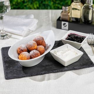 Papanasi cu dulceata si smantana