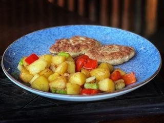 Картопля з овочами та курячою котлетою (360g)