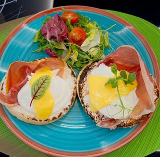 Oua Benedict cu prosciutto