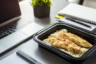 File bele ribe sa pirinčem