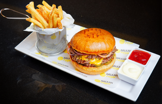 Smash burger triple sa pomfritom, kečapom i majonezom