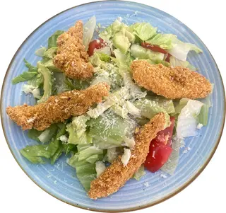 Salata cu avocado si crispy de pui