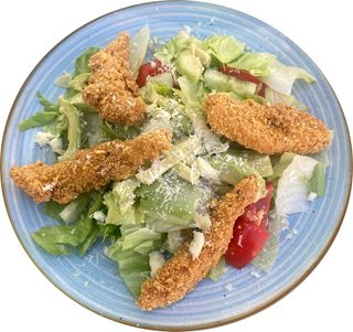 Salata cu avocado si crispy de pui