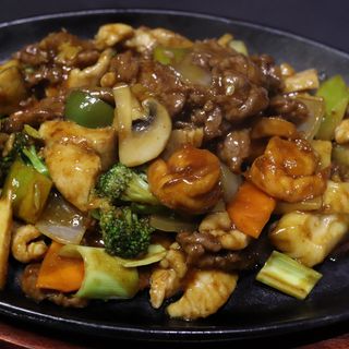 Familia feliz con marisco y carne variada