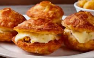 Plátano maduro asado con queso fundido.