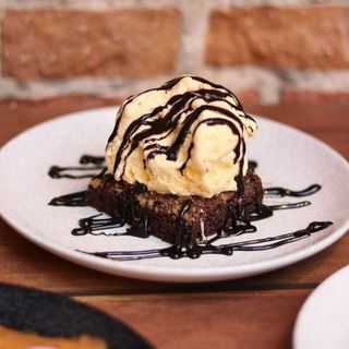Brownie Con Helado De Vainilla