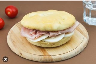 Schiacciatina crudo e mozzarella piccola