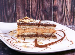 Бисквитена Арт торта с домашен яйчен крем (200г)