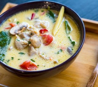 Sopa De Pollo Con Leche De Coco Y Limón