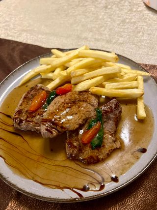 Телешки Бон филенца с Грейви сос и гарнитура пържени картофки (400г)