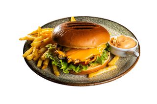 Бургер от  телешко месо с гарнитура пържени картофи