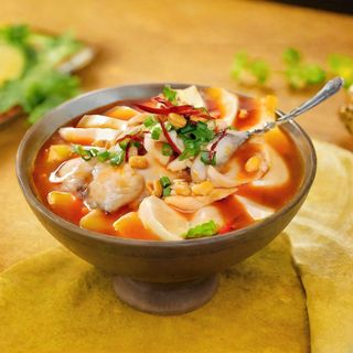 Stufato di branzino con Tou-fu in brodo piccante 豆花鱼