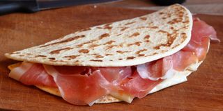 Crudo, grana, rucola, zucchine grigliate e maionese