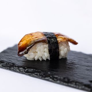 Nigiri con anguilla caramellata