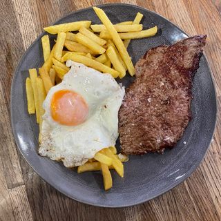 Bistec, patatas y huevo