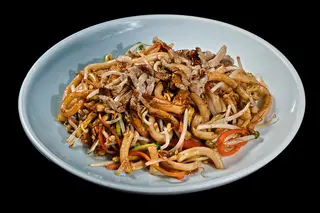 40 Udon con verdure e manzo