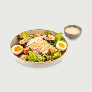 Салат із курочки та соусом Цезар