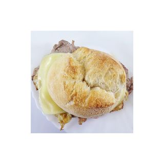 Prego no Pão com Queijo e Fiambre