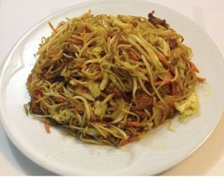 186. Пържени спагети с телешко, къри, зеленчуци и яйца (600г)