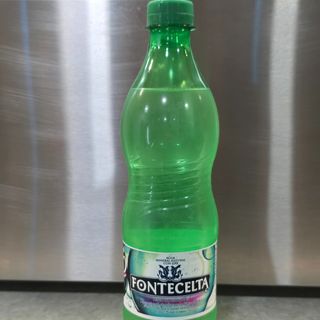 agua mineral natural con gas