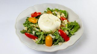 ბურატას სალათი, ჩერი პომიდვრით, რუკოლით და პესტოს სოუსით 300 გრ