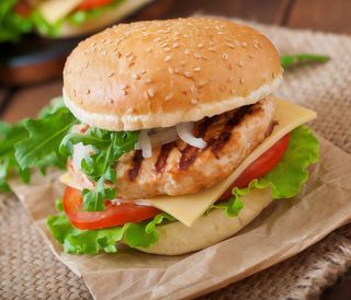 Hamburguesa de pollo con mozzarella, ensalada y ketchup