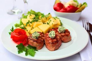 Mușchi de vită la grătar ,cu cartofii natur.200/200g