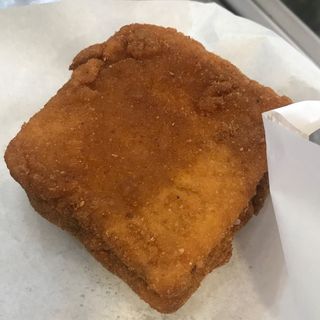 Crostino con mozzarella in carrozza, prosciutto cotto, mozzarella e besciamella