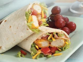 Wrap cu pui crocant servit cu cartofi prajiti hey