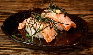 Nigiri de salmón flambeado con mayonesa japonesa y crestas nori