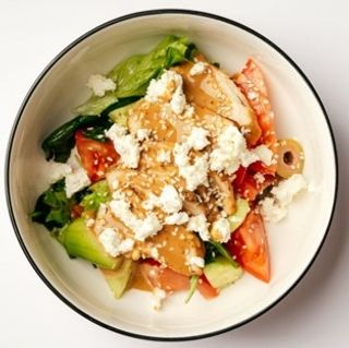 Овощной салат с цыпленком и брынзой