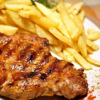 Cotlet de porc pe grill cu cartofi prajiti 