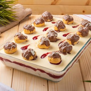 Еклеров сладкиш с малини, крем брюле, бадеми и шоколад (200г)