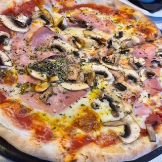 Pizza Capricciosa/ Pizza Capricciosa